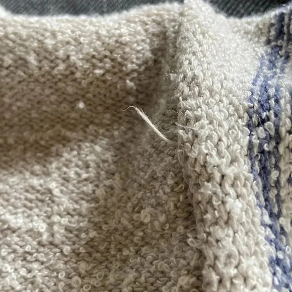 Lira Baja Pina Hooded Poncho| Beachly Winter 2019 - Picture 9 of 9